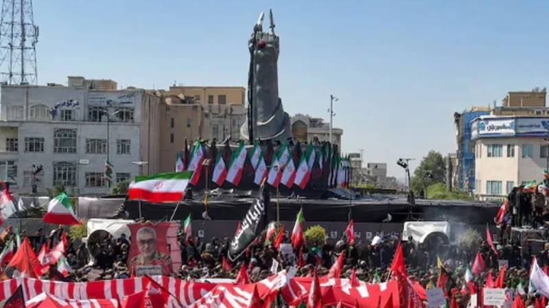تہران کے آزادی اسکوائر پر آیت اللّٰہ علی خامنہ ای کے ہاتھ کا دیوقامت مجسمہ نصب