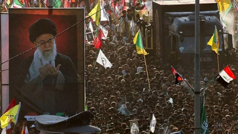 آیت اللہ علی خامنہ ای کی نمازِ جنازہ روضۂ حضرت علیؑ میں ادا، تاریخی جلوس کا آغاز