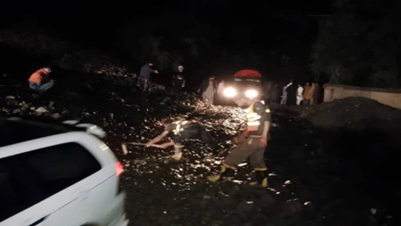 لوئر چترال میں فلیش فلڈ، ریسکیو 1122 نے 200 سے زائد مسافروں کو بحفاظت بچا لیا