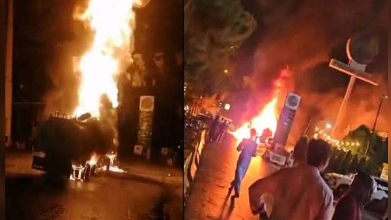 اٹک: پٹرول ایجنسی میں اچانک آگ بھڑک اٹھی، شعلوں نے دکانیں لپیٹ میں لے لیں