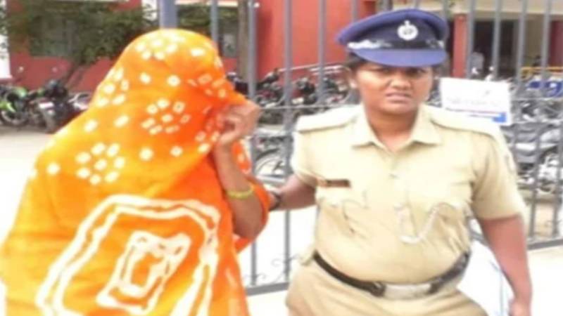 مقدمہ جیتنے کے لیے جج پر کالا جادو کرنے کی کوشش، 65 سالہ خاتون گرفتار