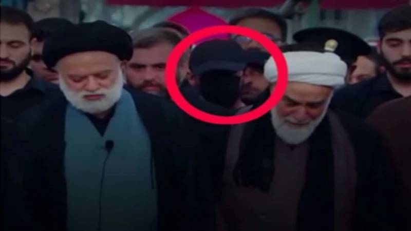 آیت اللہ علی خامنہ ای کے جنازے میں نظر آنے والے نقاب پوش شخص کی شناخت سامنے آ گئی