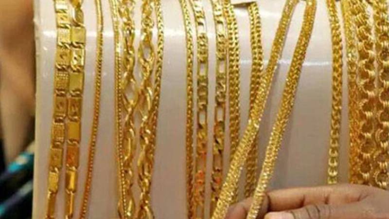 عالمی مارکیٹ میں سونے کی قیمت دباؤ کا شکار، سرمایہ کار محتاط