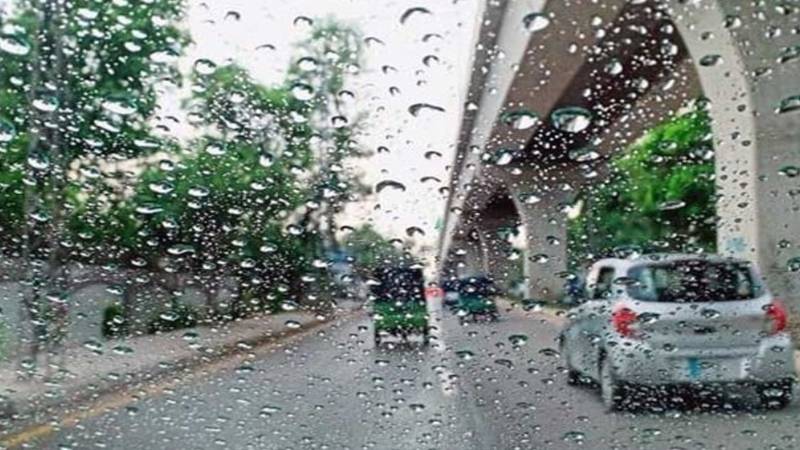 لاہور کے مختلف علاقوں میں بارش، موسم خوشگوار، گرمی کی شدت میں نمایاں کمی