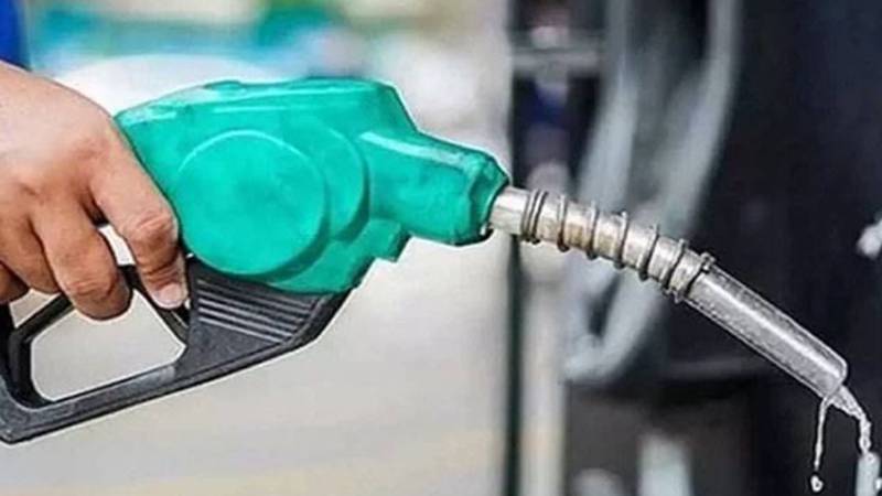 پیٹرولیم مصنوعات کی قیمتوں میں بڑا ردوبدل، حکومت روزانہ قیمتوں کے تعین پر غور کرنے لگی