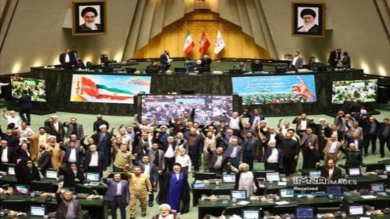 ایرانی پارلیمنٹ کا جنگ کے بعد پہلا اجلاس، اراکین کا خامنہ ای کی شہادت کا انتقام لینے کا مطالبہ