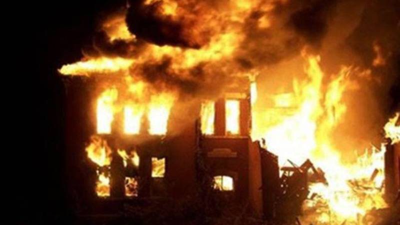 پشاور میں گھر میں آتشزدگی، میاں بیوی سمیت ایک ہی خاندان کے 6 افراد جاں بحق