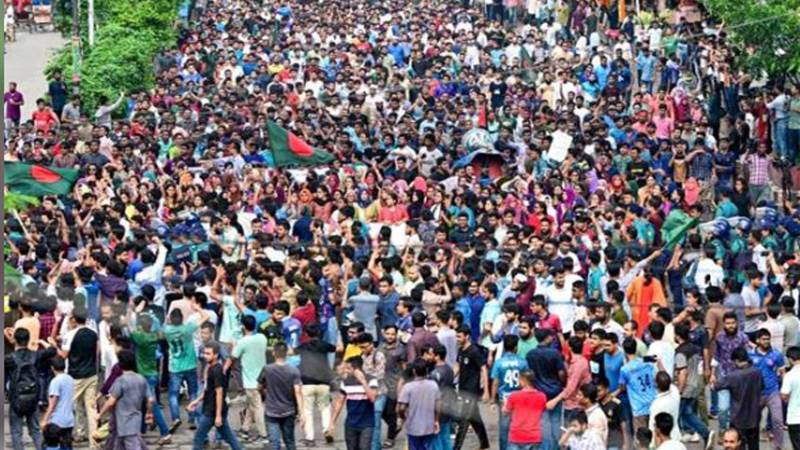 بنگلہ دیش: سیلاب کے باوجود امتحانات، طلبہ سڑکوں پر، وزیر تعلیم سے استعفے کا مطالبہ
