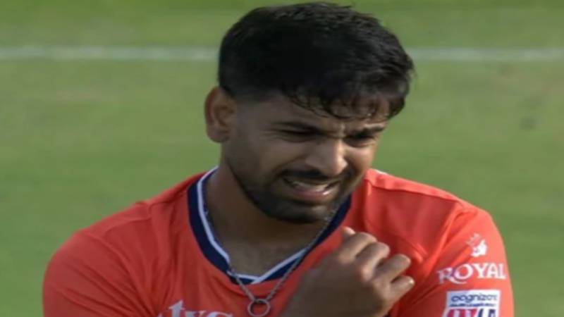 رومن پاول کا حارث رؤف پر حملہ، ایک اوور میں لگاتار 4 چھکے، ویڈیو وائرل