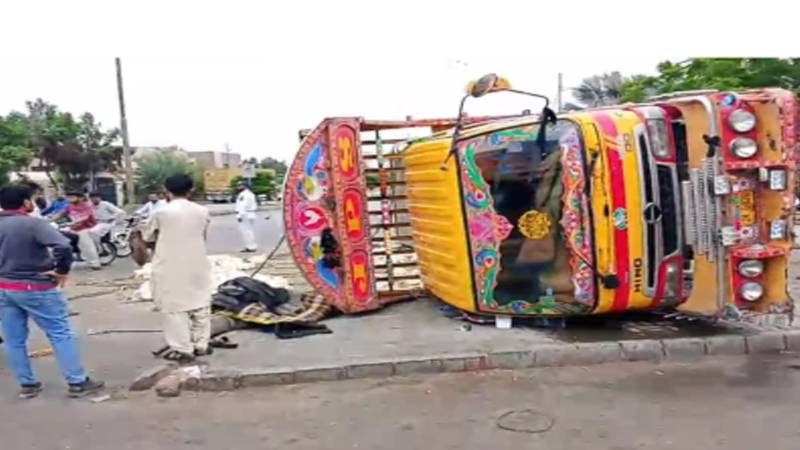 کراچی: مختلف حادثات میں ایک شخص اور خاتون جاں بحق، ڈیفنس میں مرغیوں سے بھرا ٹرک الٹ گیا