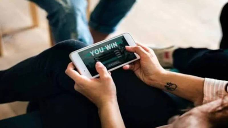 رات گئے موبائل پر قسمت جاگ اٹھی، امریکی خاتون نے 4 کروڑ روپے جیت لیے