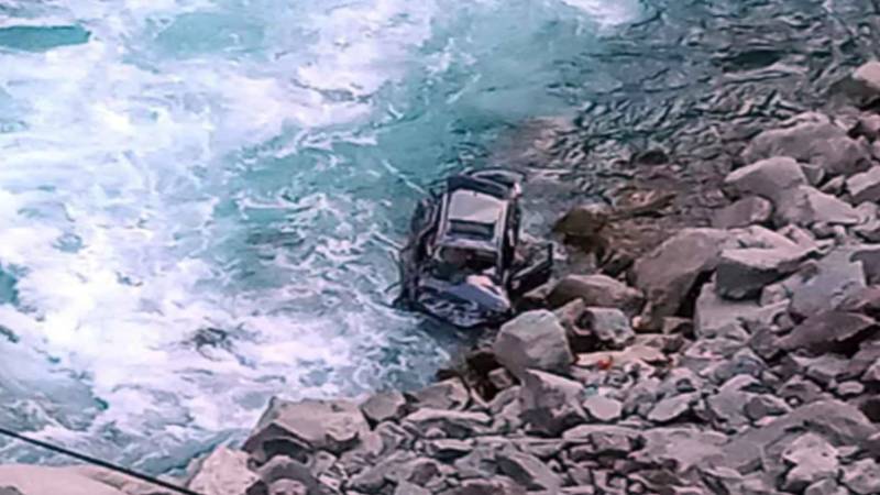 مظفرآباد: لینڈ سلائیڈنگ سے سیاحوں کی گاڑی دریائے نیلم میں جا گری، 2 افراد لاپتا