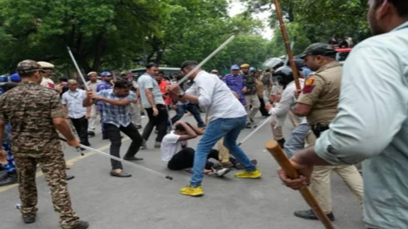 کاکروچ جنتا پارٹی کی احتجاجی تحریک میں شدت، نئی دہلی میں ہنگامے اور سیکڑوں زخمی
