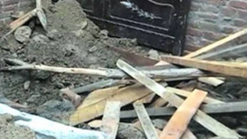 رائیونڈ میں گھر کی بوسیدہ چھت گر گئی، ایک شخص جاں بحق، خاتون اور بچے سمیت 3 افراد زخمی