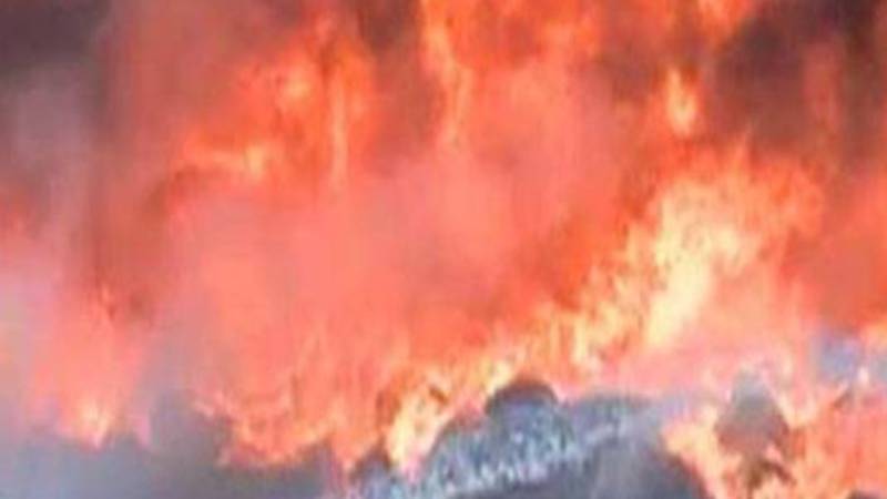 ٹاؤن شپ میں فاسٹ فوڈ شاپ میں شارٹ سرکٹ سے آگ، لاکھوں روپے کا سامان جل کر خاکستر