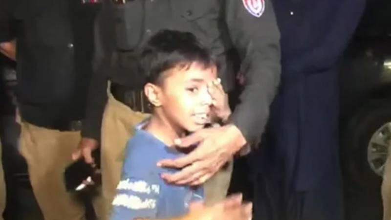 کراچی: ڈیفنس میں تیز رفتار ویگو فٹ پاتھ پر چڑھ گئی، معذور باپ جاں بحق، 4 سالہ بیٹا زخمی