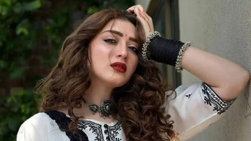 مومنہ اقبال نے ہراسانی کیس کو ذاتی معاملہ قرار دینے پر خاموشی توڑ دی