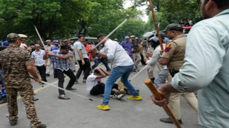 بھارت میں نوجوانوں کا احتجاج جاری، متعدد شہروں میں پولیس اور مظاہرین آمنے سامنے