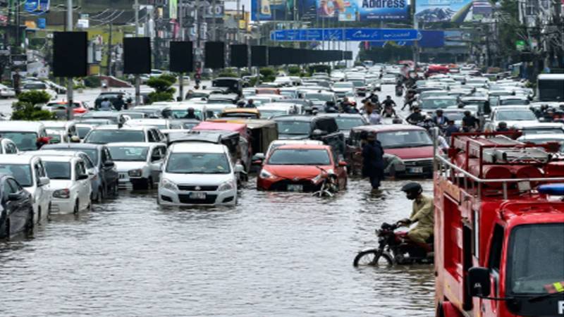 لاہور میں ریکارڈ بارش، اربن فلڈنگ سے شہر ڈوب گیا، پروازیں اور ٹریفک شدید متاثر