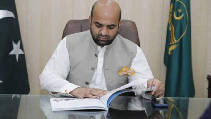 وزیرِ تعلیم پنجاب رانا سکندر حیات نے خود کلاس روم میں پڑھانے کا اعلان کر دیا