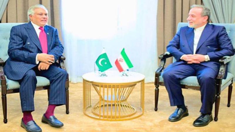 اسحاق ڈار کی ایرانی وزیر خارجہ عباس عراقچی سے ملاقات، پاک ایران تعلقات اور علاقائی صورتحال پر تبادلہ خیال