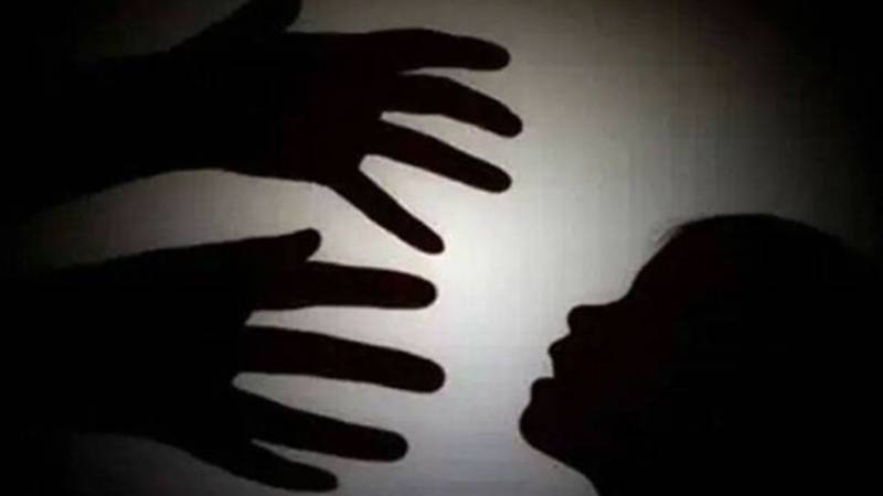باگڑیاں میں معصوم بچی کے ساتھ مبینہ نازیبا حرکت، سی سی ٹی وی ویڈیو سامنے آگئی، مقدمہ درج