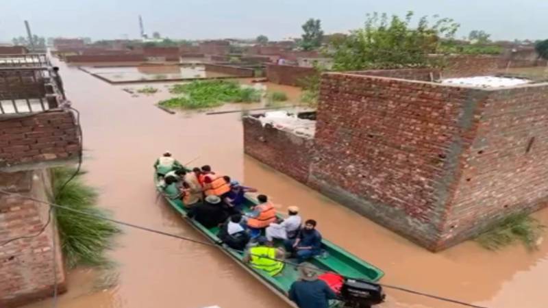 لاہور: دریائے راوی میں طغیانی، فیروزوالا اور گردونواح کے متعدد علاقے زیر آب، سینکڑوں خاندان محصور