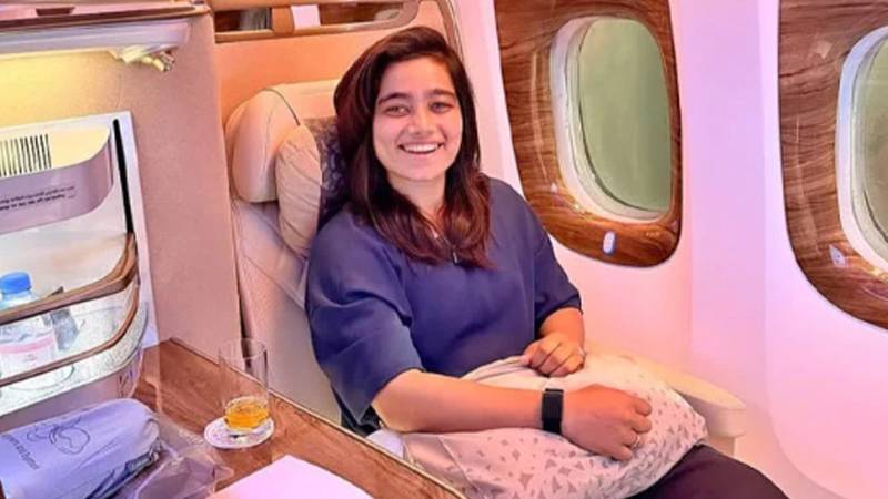 فاطمہ ثناء انگلینڈ روانہ، دی ہنڈریڈ کھیلنے والی پاکستان کی پہلی خاتون کرکٹر بن گئیں