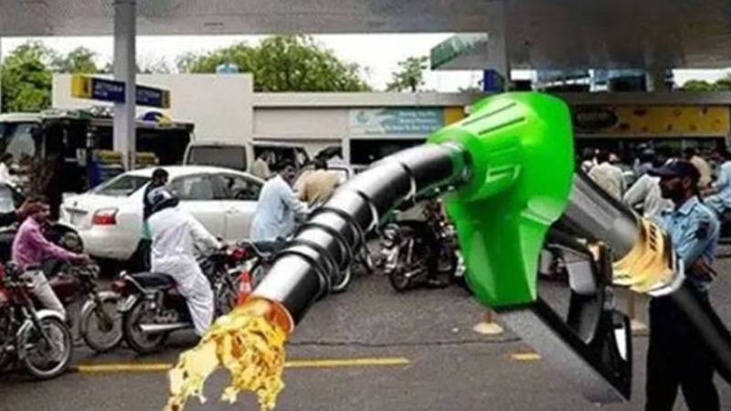 پٹرول مہنگا ہوتے ہی عوام پریشان، حکومت سے قیمتوں میں فوری کمی کا مطالبہ
