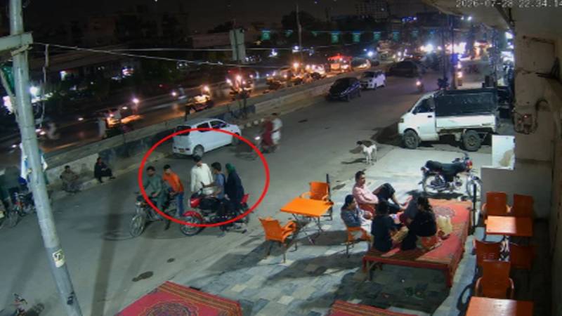 کراچی میں اسلحے کے زور پر میاں بیوی سے موٹر سائیکل چھین لی گئی، سی سی ٹی وی ویڈیو سامنے آ گئی