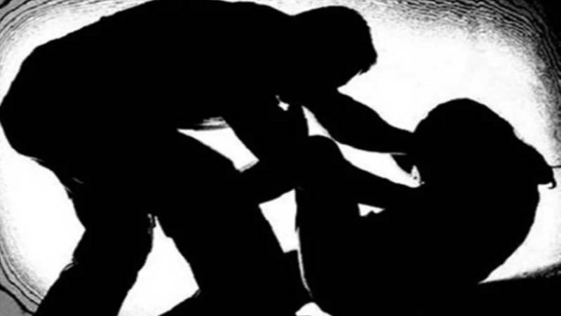 پولیس اہلکار کی اپنی ضعیف والدہ پر بہیمانہ تشدد، تھپڑوں کی بارش اور کپڑے پھاڑ ڈالنے کا انکشاف