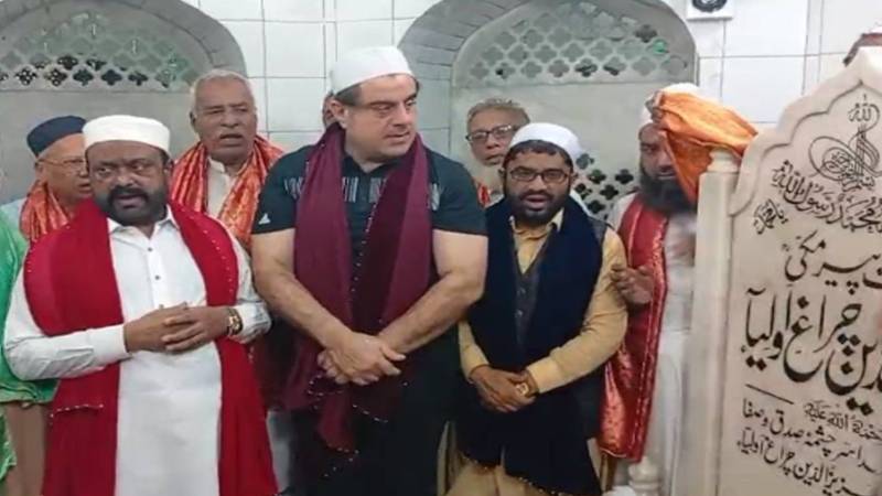 حضرت عزیزالدین المعروف پیر مکیؒ کے مزار کو سالانہ غسل دے دیا گیا