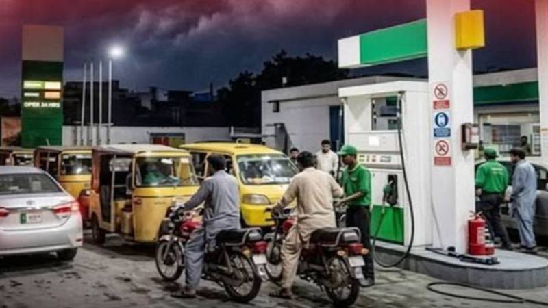 پیٹرولیم مصنوعات کی قیمتوں میں معمولی کمی، شہریوں نے حکومتی فیصلے کو ناکافی قرار دے دیا