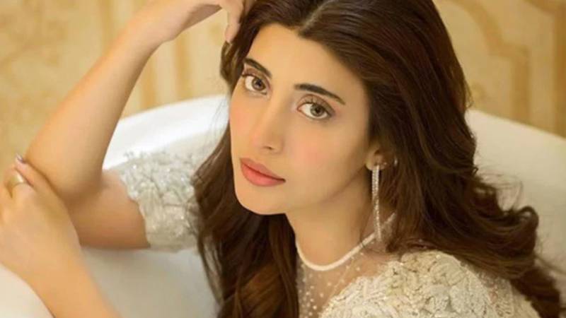 عروہ حسین کا نیا ویسٹرن لُک سوشل میڈیا پر چھا گیا، مداحوں کی دلچسپ آرا