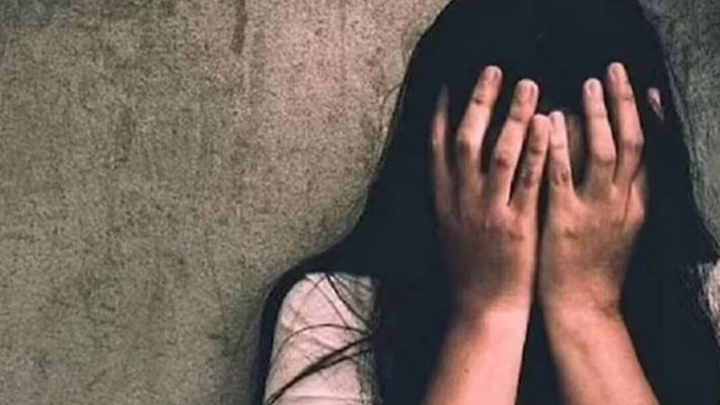 بھارت: جنسی زیادتی کا شکار خاتون کو پنچایت میں تھوک چاٹنے پر مجبور کرنے کا واقعہ