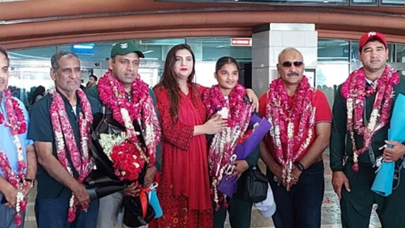 کامن ویلتھ گیمز میں تاریخ رقم کرنے والی باکسر فاطمہ زہرہ وطن واپس پہنچ گئیں