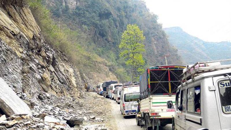سوات: مالم جبہ روڈ لینڈ سلائیڈنگ کے بعد جزوی طور پر بحال، ایک طرفہ ٹریفک جاری