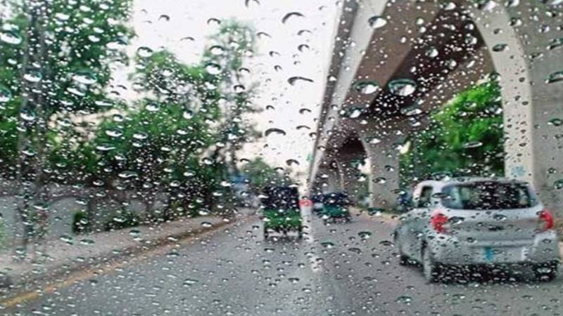 لاہور کے مختلف علاقوں میں بارش، موسم خوشگوار، نشیبی علاقے زیرِ آب