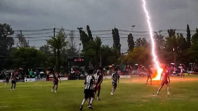 تھائی لینڈ: فٹبال میچ کے دوران آسمانی بجلی گرنے سے نوجوان کھلاڑی جاں بحق، 12 زخمی