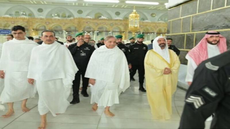 وزیراعظم اور وفد کی عمرہ کی ادائیگی، بیت اللہ میں حاضری اور ملک و قوم کے لیے دعاؤں کا اظہار