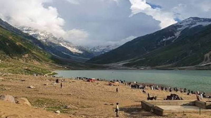موسمی بہتری کے بعد جھیل سیف الملوک جانے والی سڑک دوبارہ سیاحوں کے لیے کھول دی گئی 