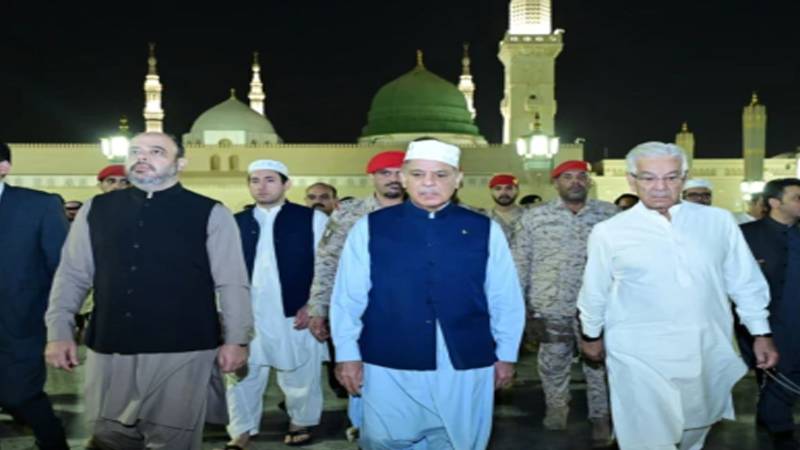 وزیراعظم شہباز شریف کی مسجد نبویﷺ میں حاضری، ریاض الجنہ میں نوافل ادا کیے
