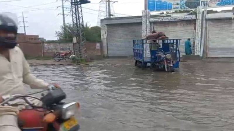 لاہور میں مسلسل بارش، سڑکوں پر ڈیڑھ فٹ پانی جمع، شہری پریشان