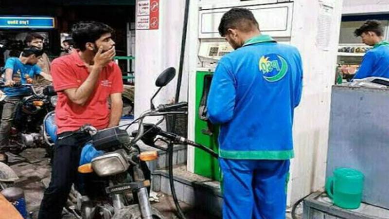 پٹرولیم مصنوعات کی قیمتیں مستحکم، عوام کا نرخ کم کرنے کا مطالبہ جاری