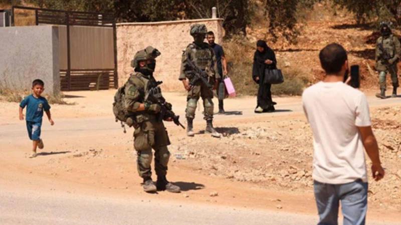 اسرائیلی فورسز نے آبادکاروں کے محاصرے سے بچاؤ کے لیے 9 فلسطینیوں کو حراست میں لے لیا
