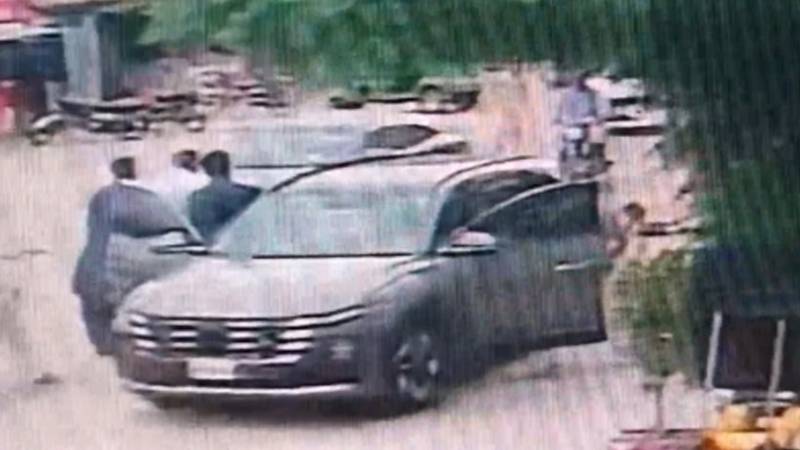 3 سالہ بچی کے گاڑی تلے آکر جاں بحق ہونے کی ویڈیو وائرل، ڈرائیور کو حراست میں لے لیا گیا