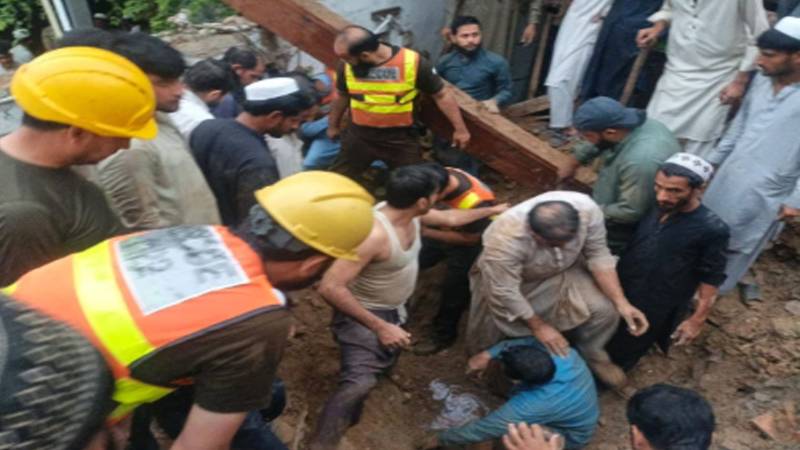 صوابی میں شدید بارش کے باعث عمارتیں منہدم، باپ بیٹی جاں بحق، مزید نقصانات کا خطرہ