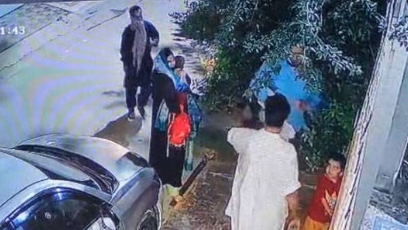 گھر کی دہلیز پر فیملی سے لوٹ مار، ڈاکوؤں کی واردات کی سی سی ٹی وی فوٹیج منظرعام پر