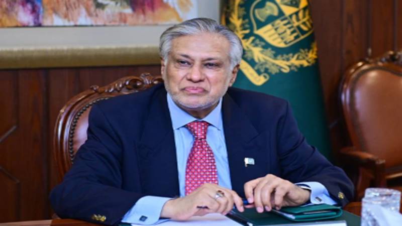 اسحاق ڈار 4 روزہ سرکاری دورے پر لندن پہنچ گئے، برطانوی حکام سے اہم ملاقاتیں متوقع