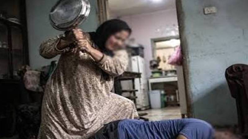 مصر میں کھانے کی تیاری کے تنازع پر خاتون کا فرائنگ پین سے حملہ، شوہر جاں بحق